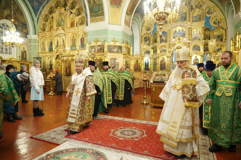 Митрополит Сергий и епископ Серафим совершили всенощное бдение накануне дня памяти святого преподобного Серафима Саровского