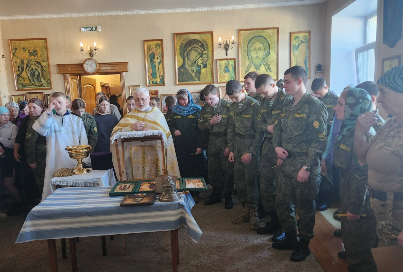 В праздник Сретения Господня воспитанники клуба юных пограничников «Силагор» приняли участие в богослужении в храме Покрова Пресвятой Богородицы села Алтайское 
