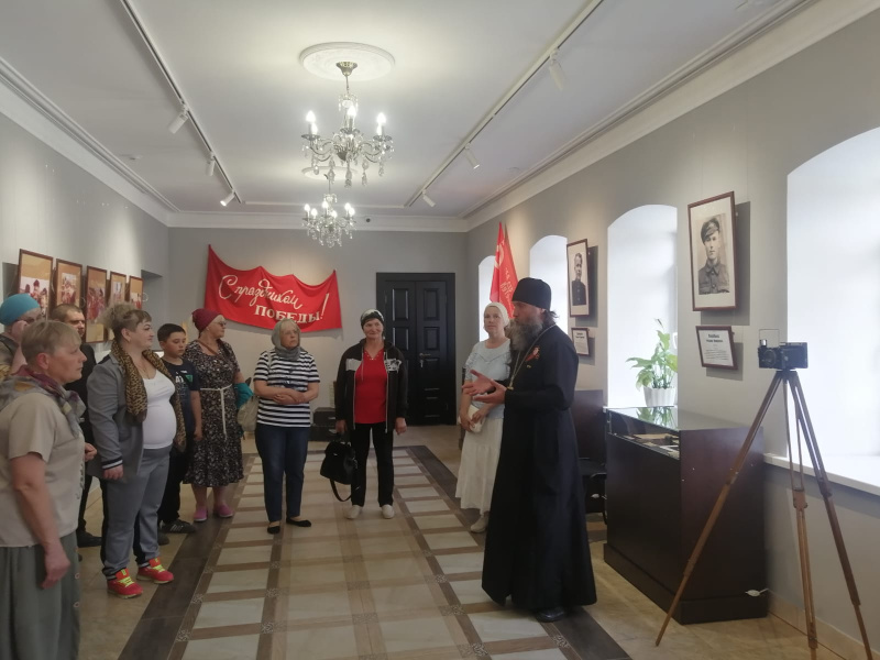 Руководитель отдела по взаимодействию с вооруженными силами и правоохранительными органами организовал для участников молитвы о воинстве российском посещение Бийского архиерейского подворья