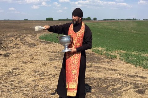 Настоятель храма Святой Троицы села Малоугренево совершил чин освящения семян и полей перед посевной 