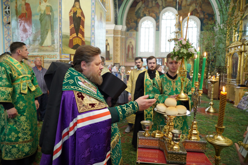 Накануне праздника Святой Троицы епископ Серафим совершил всенощное бдение в Успенском кафедральном соборе