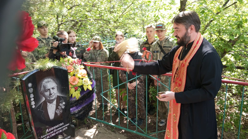 Благочинный Белокурихинского округа освятил памятник на могиле учительницы военных лет 
