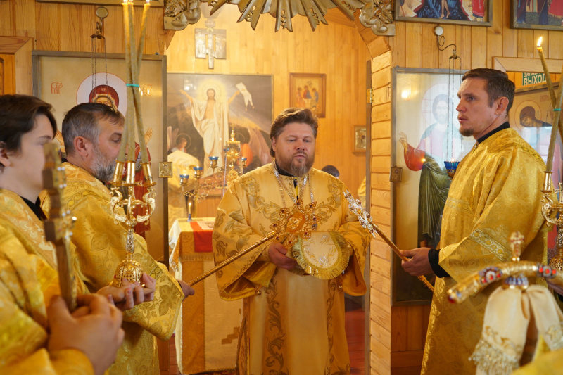 В Неделю 21-ю по Пятидесятнице епископ Серафим совершил Божественную литургию в храме святителя Макария Алтайского села Лесное 