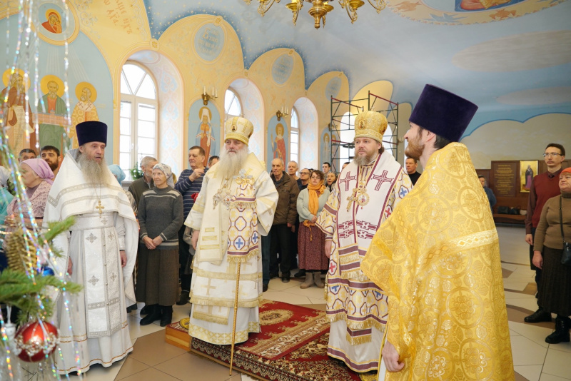 Митрополит Сергий и епископ Серафим совершили Божественную литургию в храме Православной школы города Бийска    