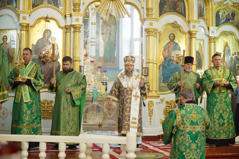 Накануне празднования перенесения мощей благоверного великого князя Александра Невского епископ Серафим совершил вечернее богослужение в Успенском кафедральном соборе