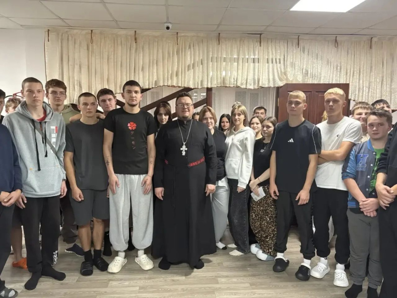 В праздник Покрова Пресвятой Богородицы настоятель храма мученицы Софии и пророка Божия Илии села Бочкари провел просветительскую встречу в Бочкаревском лицее 