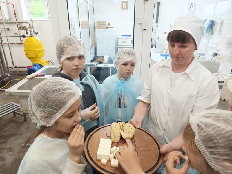 Воспитанники воскресной школы храма Покрова Пресвятой Богородицы села Алтайское совершили экскурсию на частную сыроварню 