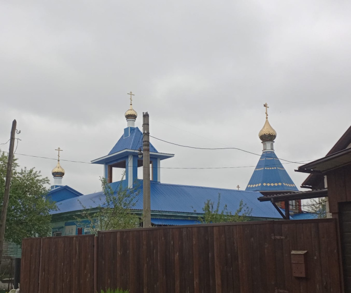 В храме Сретения Господня города Бийска установили купола