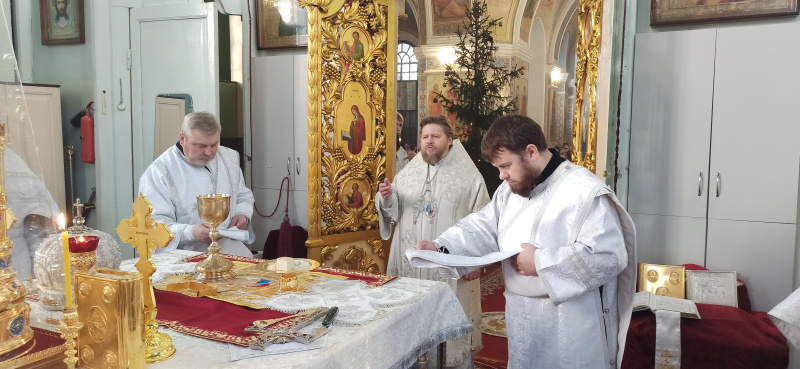 Преосвященный Серафим епископ Бийский и Белокурихинский совершил Литургию в Успенском кафедральном соборе города Бийска