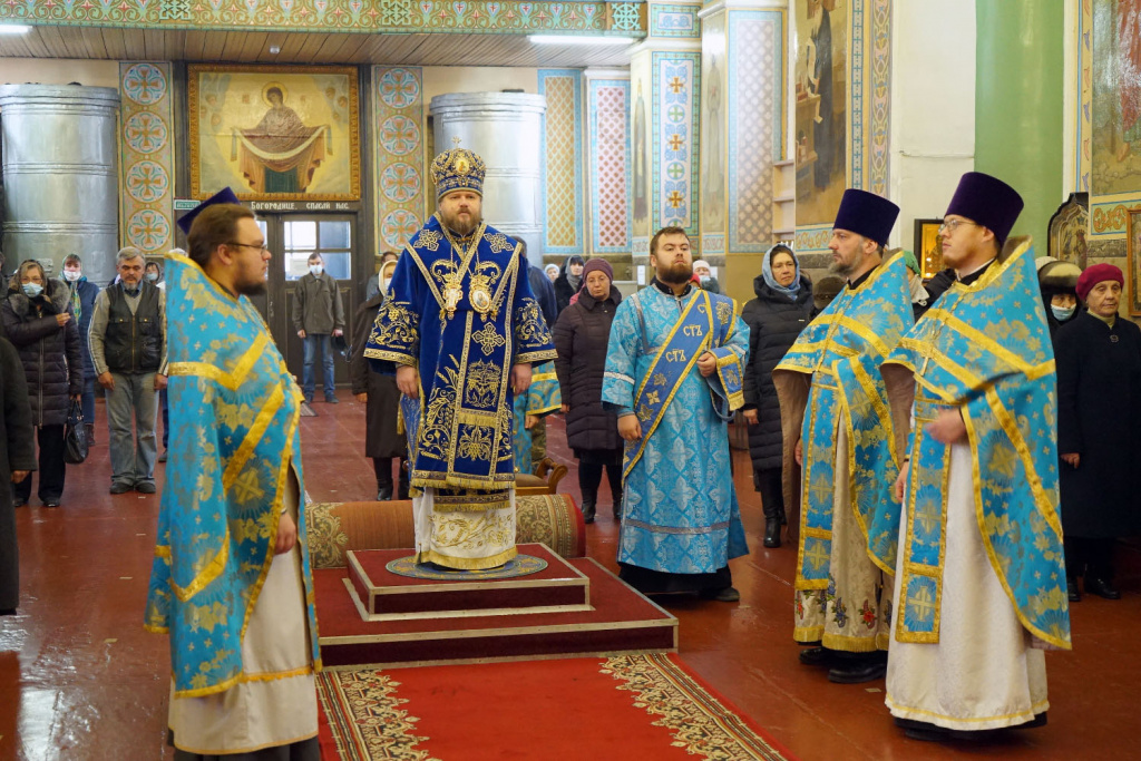 Епископ Серафим совершил Божественную литургию в День празднования Казанской иконы Божией Матери