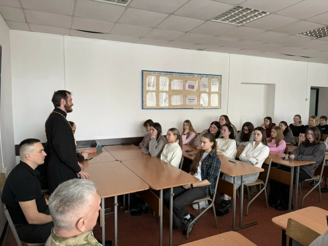 Руководитель ОРОиК Бийской епархии провел беседу со студентами, посвященную вкладу Церкви в волонтерскую помощь участникам СВО