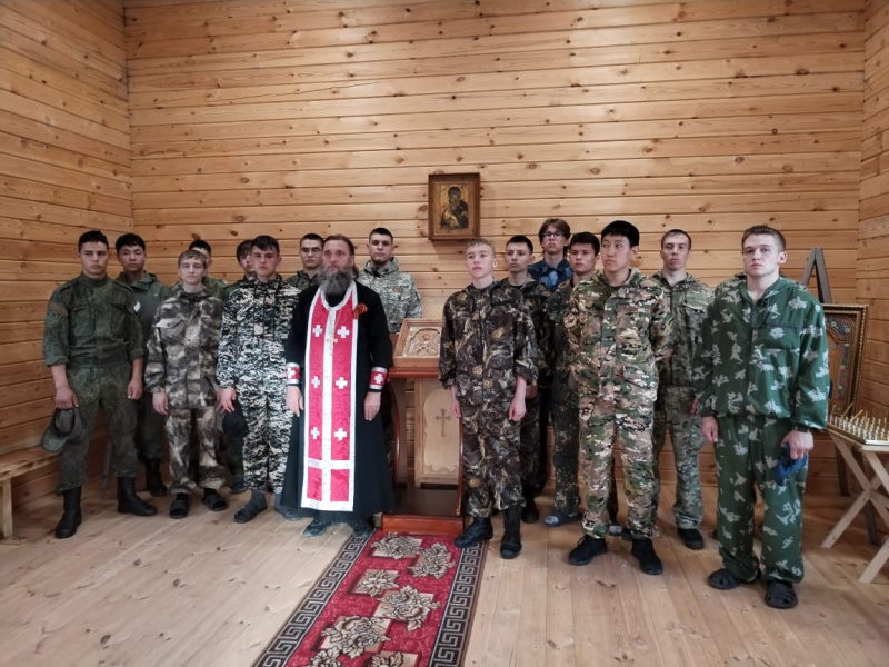 В день памяти А.В. Суворова руководитель отдела по взаимодействию с вооруженными силами и правоохранительными органами совершил молебен в гарнизонной часовне 