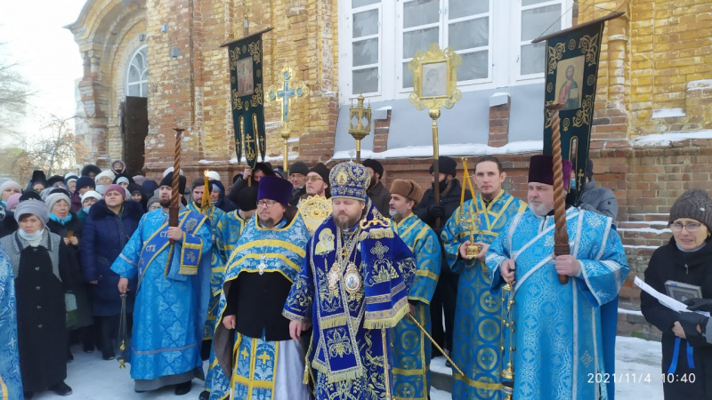 В праздник Казанской иконы Божией Матери Преосвященный Серафим совершил Литургию в Казанском храме города Бийска 