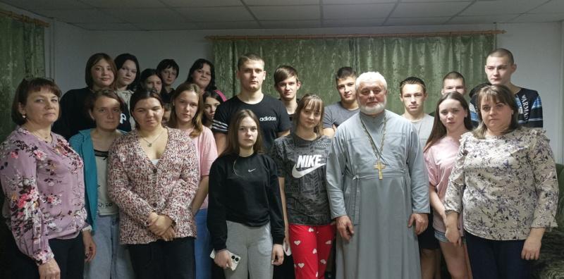 Настоятель храма Покрова Пресвятой Богородицы села Алтайское встретился со студентами колледжа
