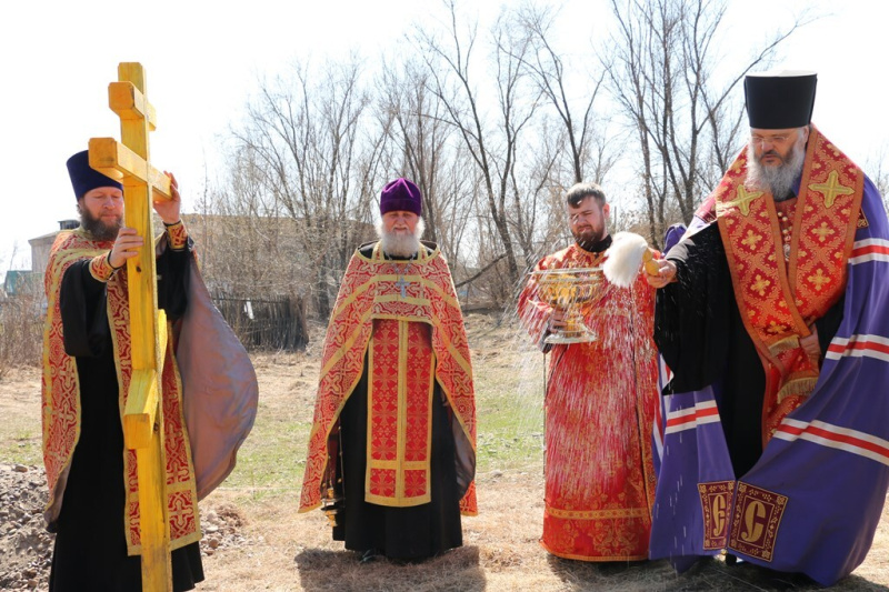 Преосвященнейший Серапион совершил чин освящения закладного камня в основание храма в селе Малоенисейское 