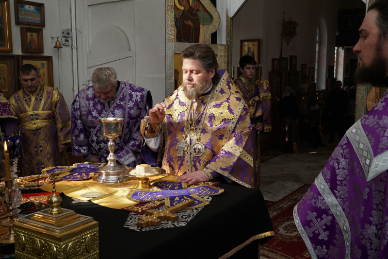 Епископ Серафим совершил Божественную литургию в день празднования первого и второго обретения главы Иоанна Предтечи 