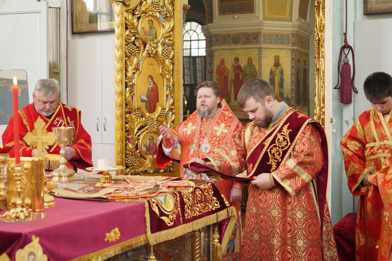  Епископ Серафим совершил Литургию в День Победы 