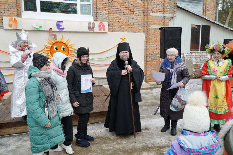 6 марта в Покровском храме Свято-Макарьевской мужской монашеской общины прошел праздник, посвященный проводам зимы, завершению масленичной недели и Прощеному воскресению