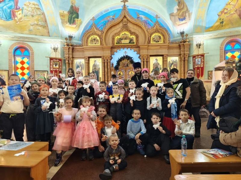 В храме великомученицы Екатерины села Сростки состоялся традиционный детский Рождественский праздник 