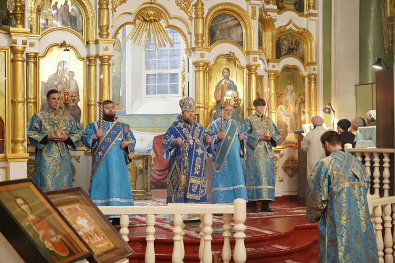 Накануне дня празднования Казанской иконы Божией Матери епископ Серафим совершил всенощное бдение в Успенском кафедральном соборе