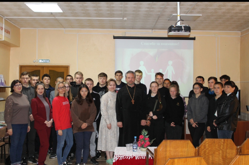 В Солонешенской библиотеке прошла встреча со священником на тему «Православие – духовная основа семьи»