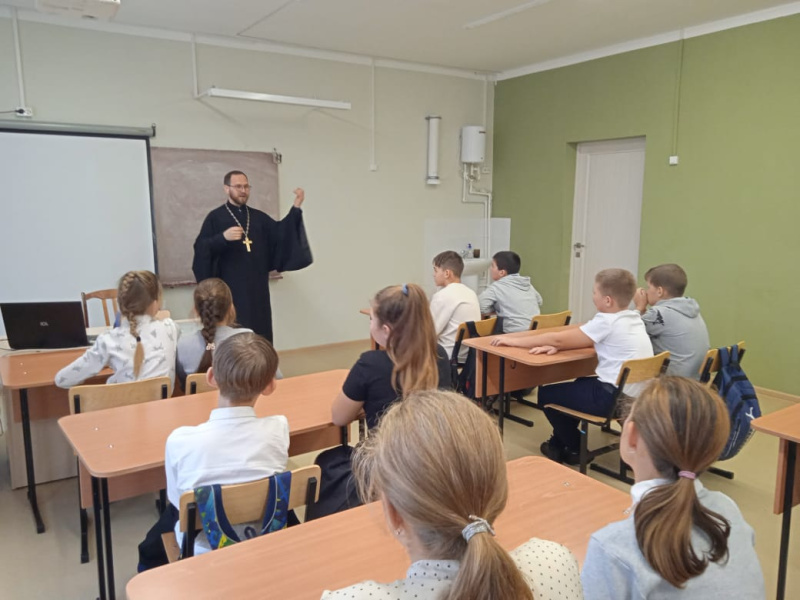 Благочинный Красногорского округа провел урок в школе села Усть-Кажа 