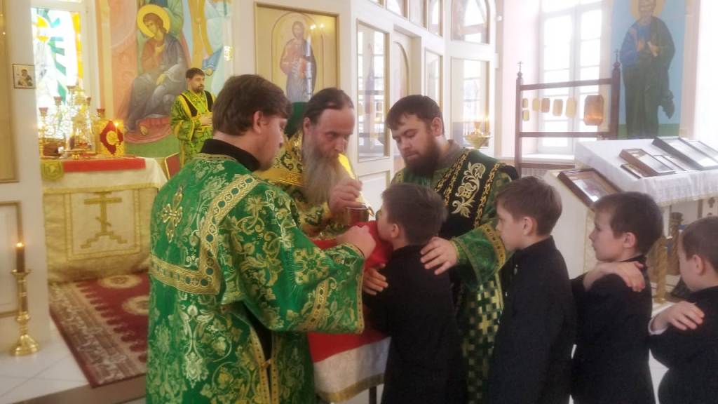 Епископ Серафим совершил Божественную литургию в храме святого праведного Иоанна Кронштадтского Православной школы города Бийска 
