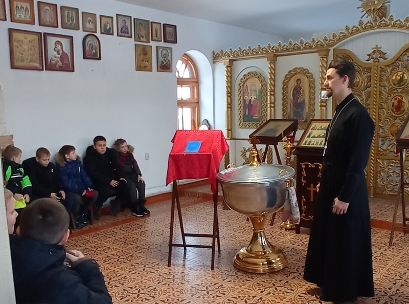 В храме преподобного Сергия Радонежского села Верх-Катунское прошло занятие со школьниками, посвященное празднику Крещения Господня 