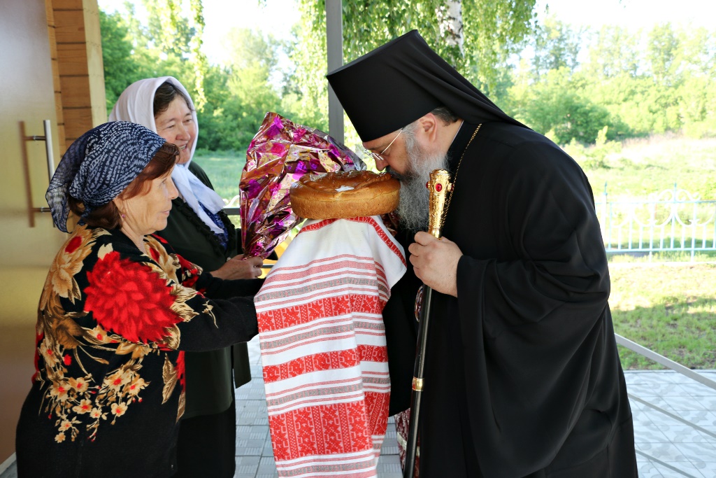 В праздник отдания Святой Пасхи епископ Серапион совершил Божественную литургию в Казанском храме села Новопокровка