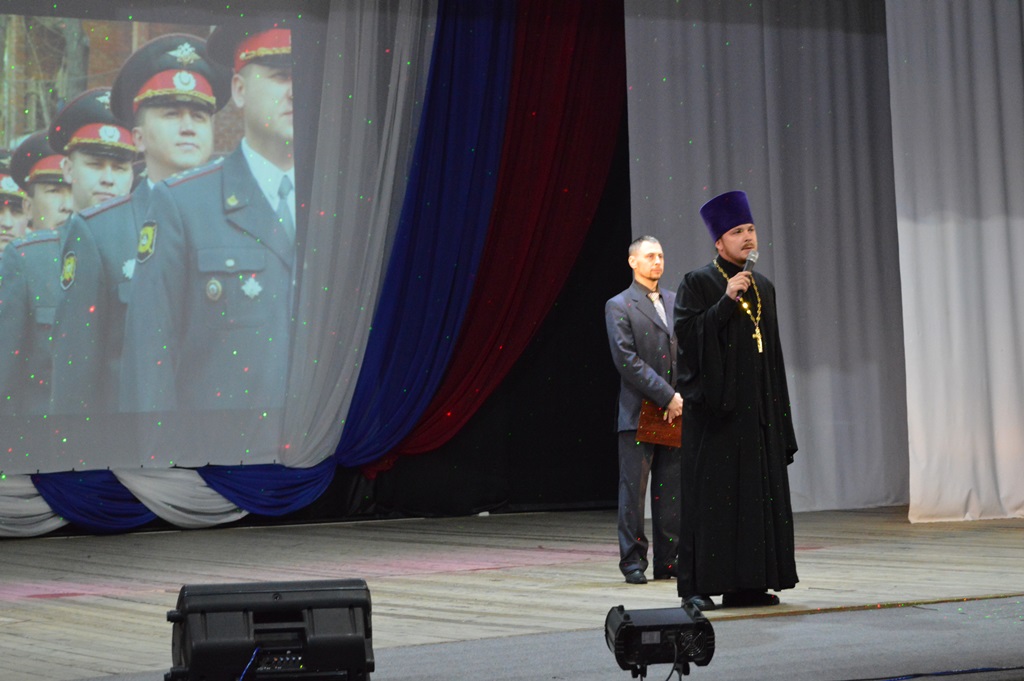 Праздничный концерт ко Дню сотрудника органов  внутренних дел прошел в актовом зале Алтайского  детско-юношеского центра