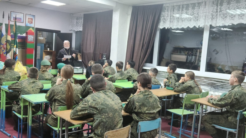 Настоятель храма Покрова Пресвятой Богородицы села Алтайское провел урок-беседу в клубе Юных друзей пограничников "Силагор"