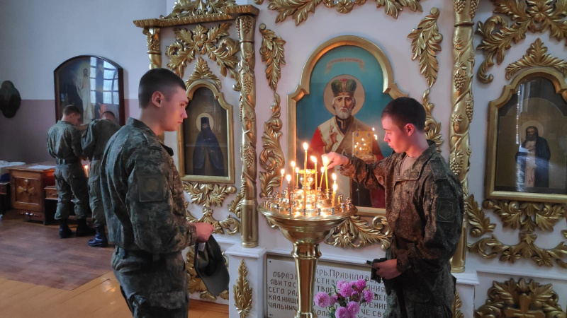 Руководитель отдела по взаимодействию с вооруженными силами и правоохранительными органами организовал для военнослужащих посещение храма Казанской иконы Божией Матери города Бийска