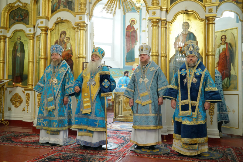 В праздник Успения Пресвятой Богородицы собор архипастырей в сослужении духовенства Бийской епархии совершил Божественную литургию в Успенском кафедральном соборе