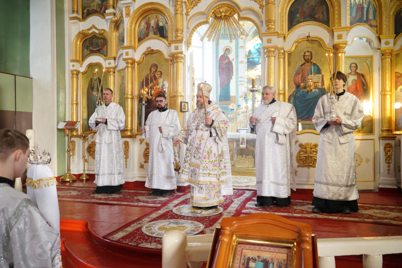 Накануне Лазаревой субботы епископ Серафим совершил вечернее богослужение в Успенском кафедральном соборе