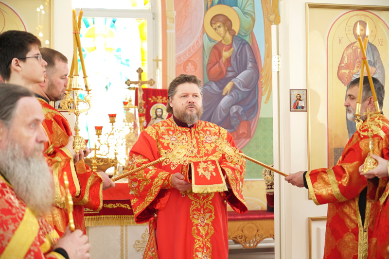 В среду Светлой седмицы епископ Серафим совершил Божественную литургию в храме Православной школы города Бийска
