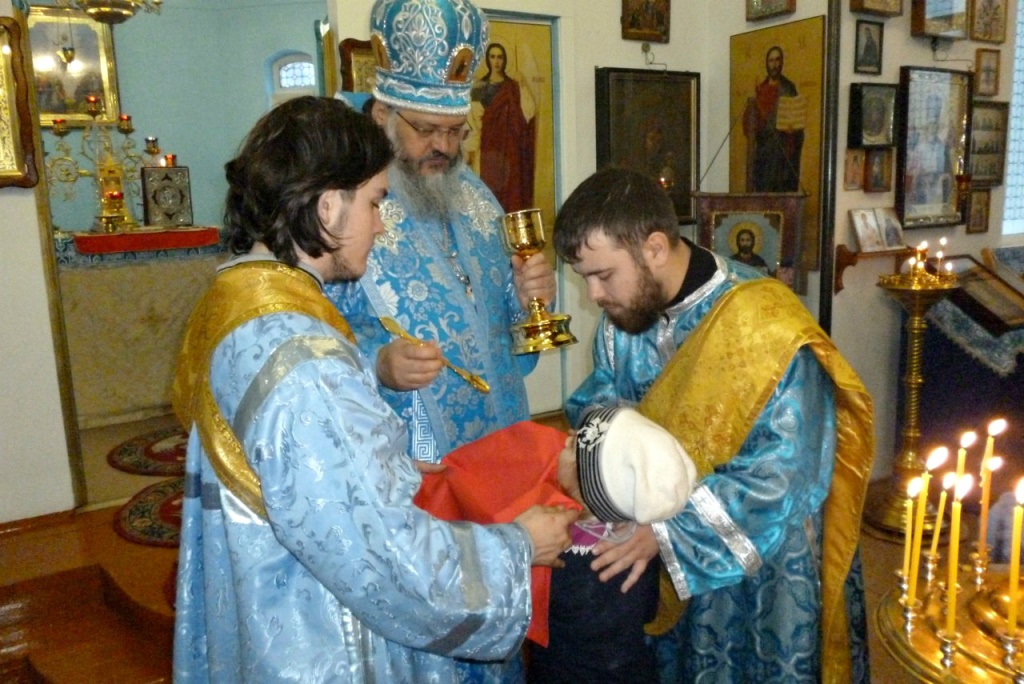В предпразднство Введения во храм Пресвятой Богородицы епископ Серапион совершил Божественную литургию в храме Казанской иконы Божией Матери села Советское