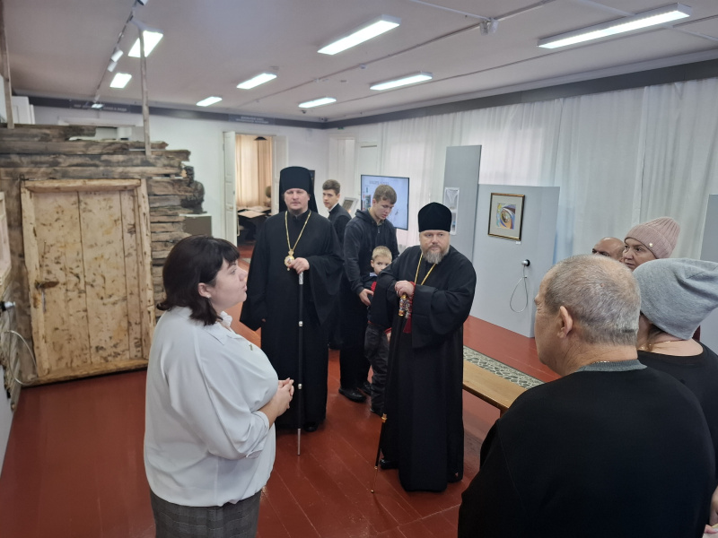  Епископ Бийский и Белокурихинский Серафим и епископ Козельский и Людиновский Макарий посетили Всероссийский мемориальный музей-заповедник В.М. Шукшина в селе Сростки