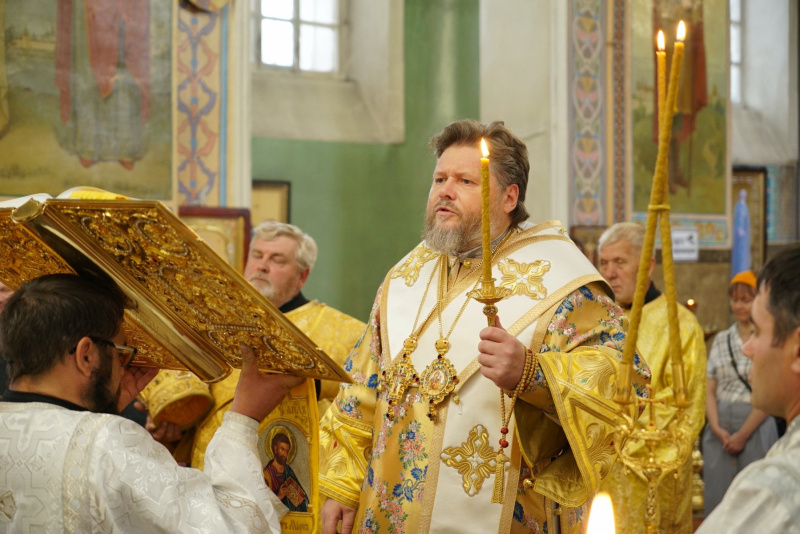 Накануне Недели 13-й по Пятидесятнице епископ Серафим совершил всенощное бдение в Успенском кафедральном соборе