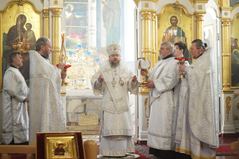 В Великую Субботу епископ Серафим совершил Божественную литургию в Успенском кафедральном соборе 