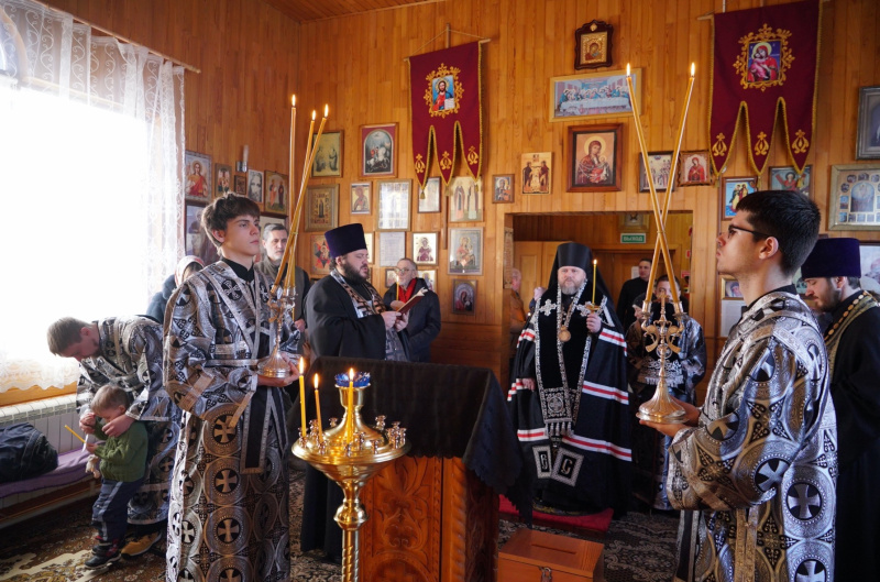 В среду первой седмицы Великого поста епископ Серафим совершил великое повечерие с чтением канона Андрея Критского в храме святителя Макария Алтайского села Лесное 