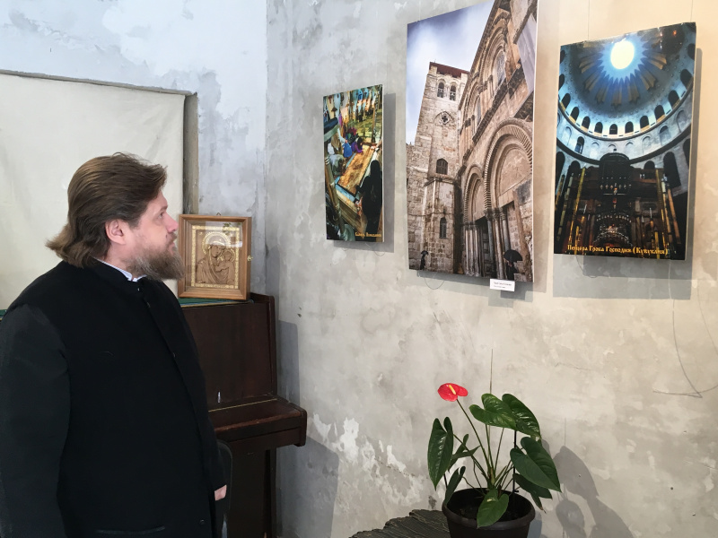 Глава Бийской епархии владыка Серафим посетил фотовыставку «Святая Земля» в Выставочном центре Бийского архиерейского подворья 
