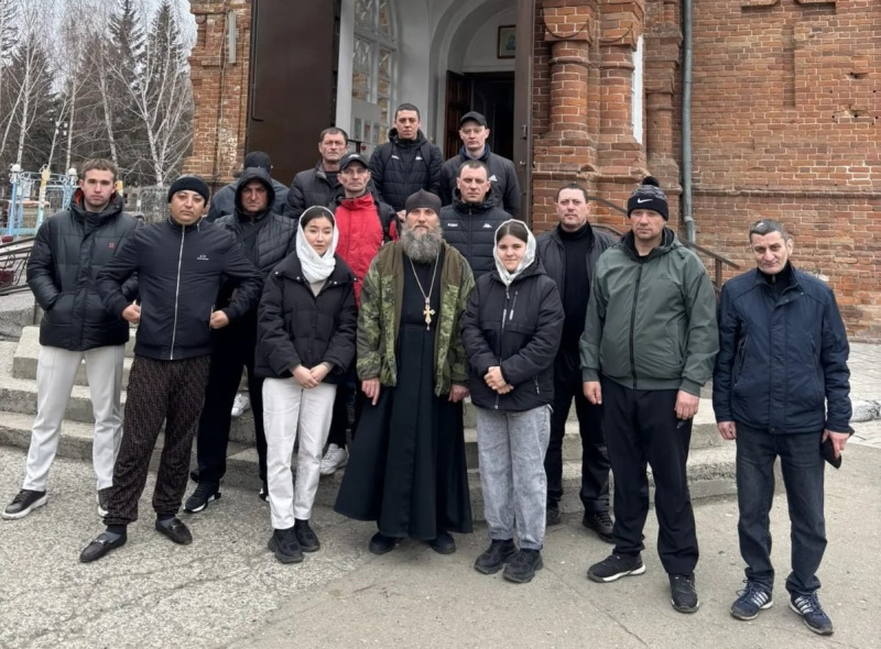 В праздник Светлого Христова Воскресения помощник благочинного города Бийска по тюремному служению организовал для осужденных Исправительного центра посещение храма Казанской иконы Божией Матери 