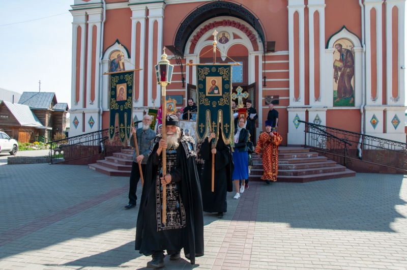 В День славянской письменности и культуры в Барнауле прошел крестный ход 