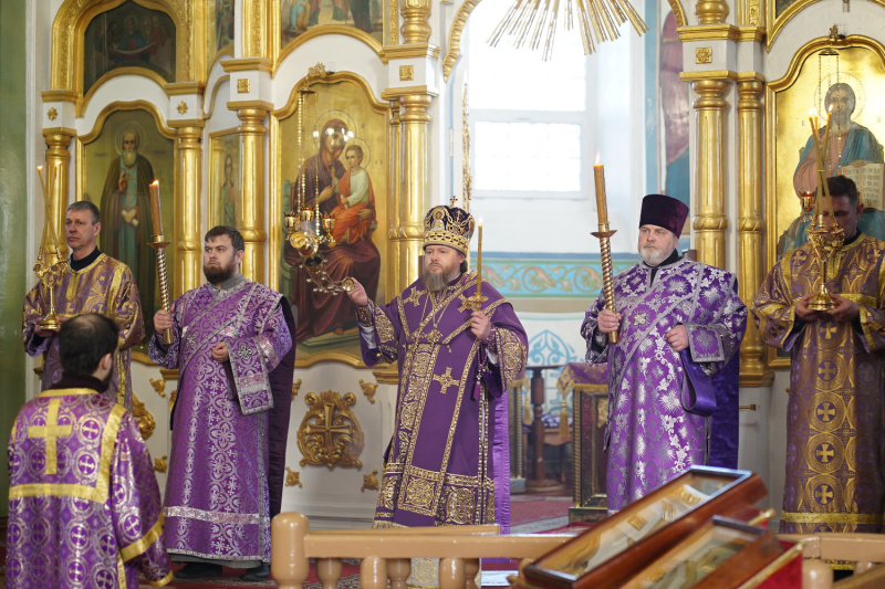 Накануне Недели 1-й Великого поста, Торжества Православия, епископ Серафим совершил всенощное бдение в Успенском кафедральном соборе 