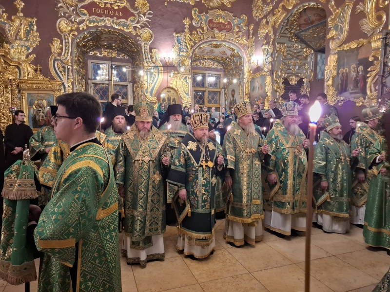 В канун дня памяти преподобного Сергия Радонежского епископ Серафим принял участие в соборном богослужении в Троице-Сергиевой лавре