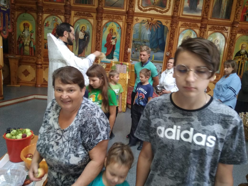 19 августа в праздник Преображения Господня в храме Покрова Пресвятой Богородицы с. Целинное прошли праздничные мероприятия в рамках проекта «Клуб для родителей и детей с ОВЗ « Дарить радость»