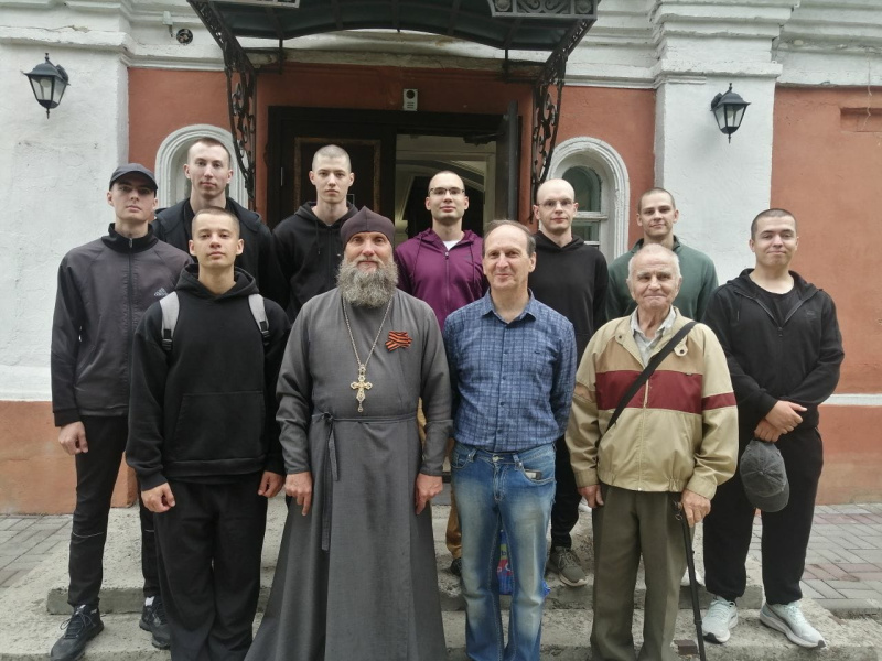 Руководитель отдела по взаимодействию с вооруженными силами и правоохранительными органами организовал для курсантов военной кафедры посещение Бийского архиерейского подворья