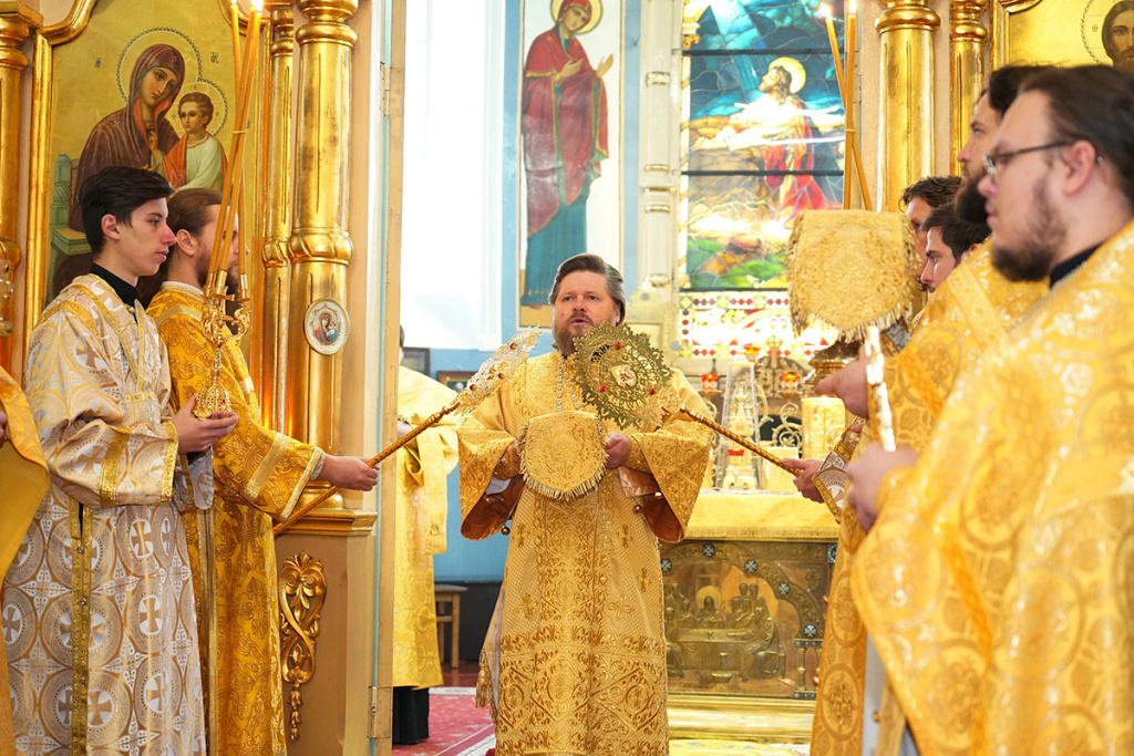 В день преставления Апостола и Евангелиста Иоанна Богослова епископ Серафим совершил Божественную литургию в Успенском кафедральном соборе 