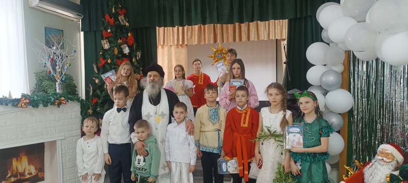 В праздник Рождества Христова настоятель Покровского храма Свято-Макарьевской монашеской общины вместе с воспитанниками воскресной школы и их родителями посетил дом-интернат для престарелых и инвалидов