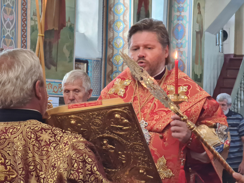 Накануне дня памяти великомученика и целителя Пантелеимона епископ Серафим совершил вечернее богослужение в Успенском кафедральном соборе